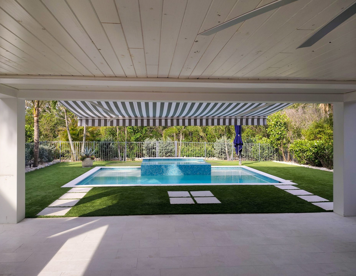 Retractable awning